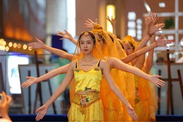 燃爆!全生态温泉大城“吉他音乐会”在碧桂园润扬溪谷唱响缤纷盛